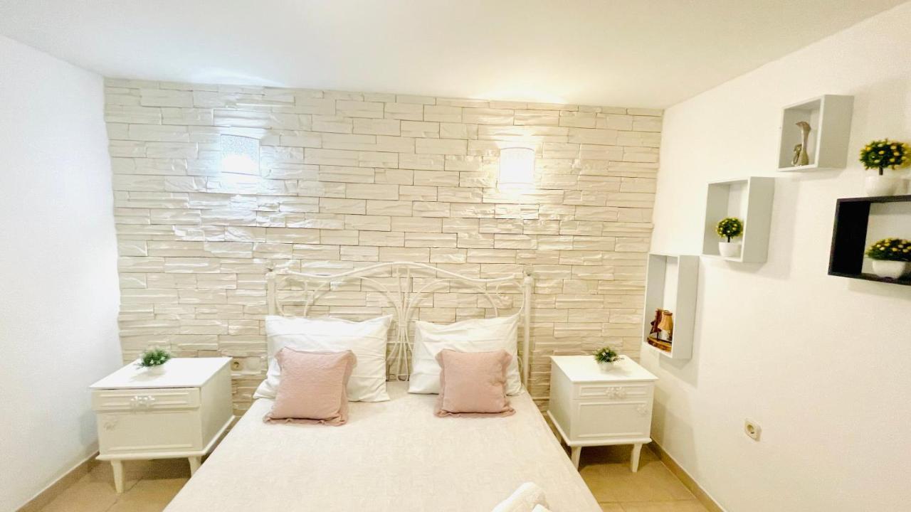 Colorful And Happy Apartment Sukosan - With Parking Exterior photo