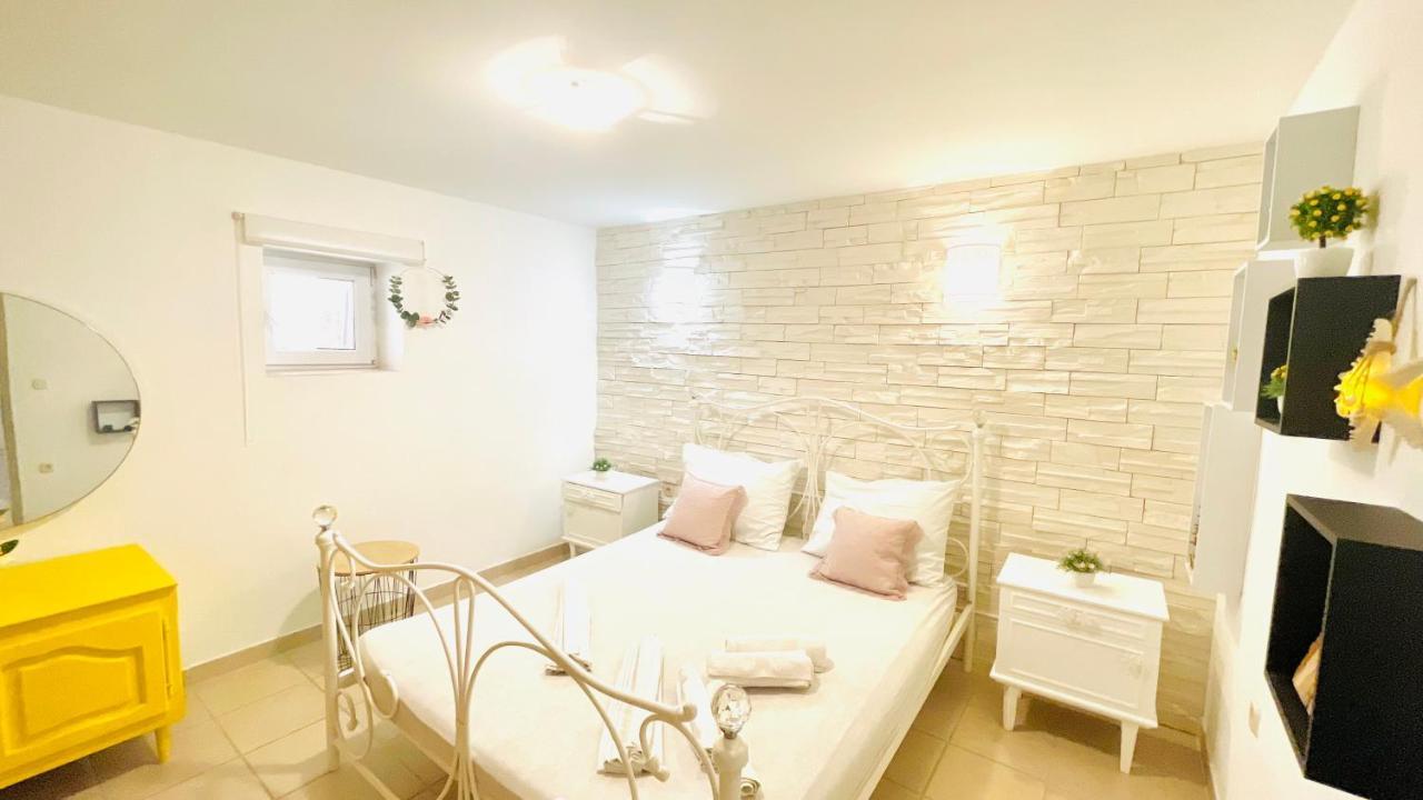 Colorful And Happy Apartment Sukosan - With Parking Exterior photo