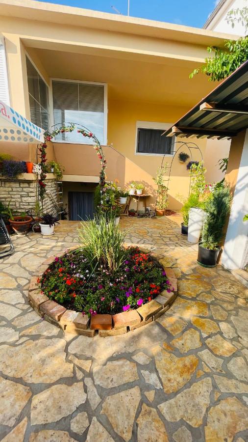 Colorful And Happy Apartment Sukosan - With Parking Exterior photo