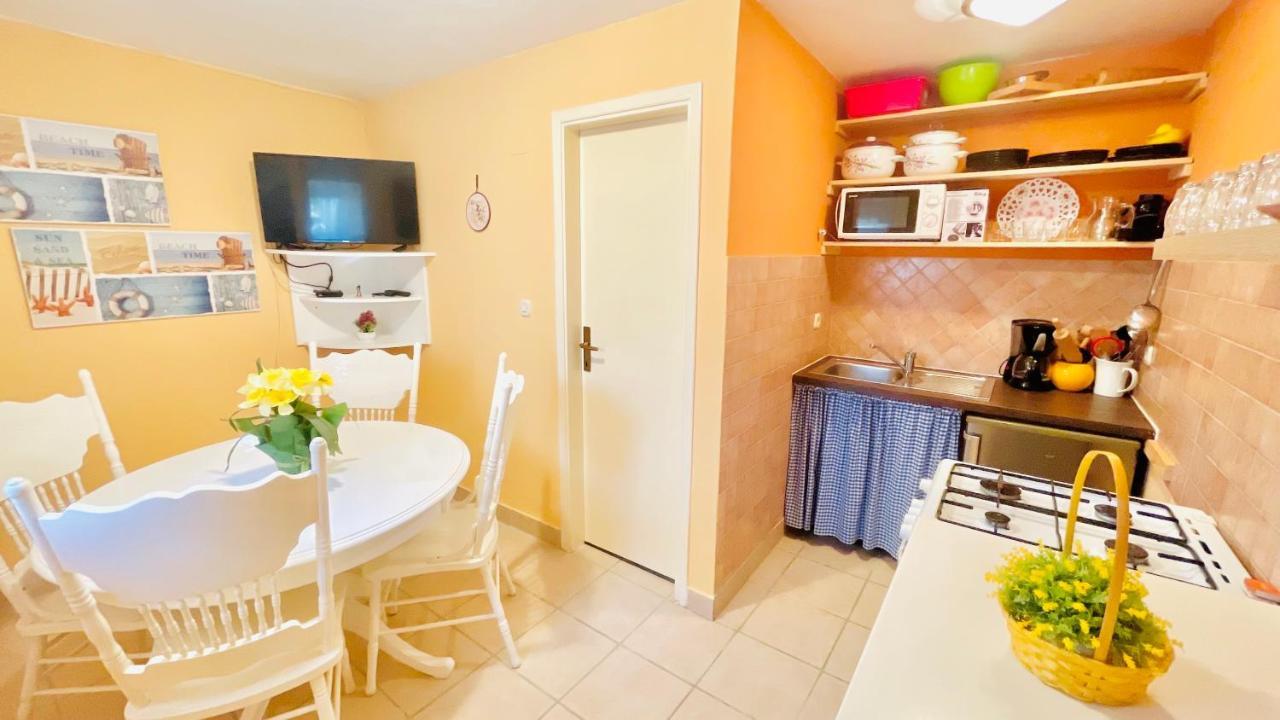 Colorful And Happy Apartment Sukosan - With Parking Exterior photo